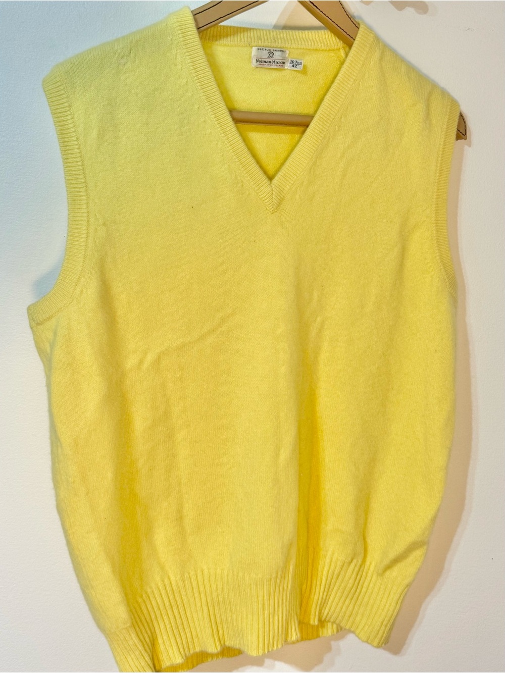 Neiman Marcus made in Scotland Lemon Yellow 100% Cashmere Knit vest size 42”